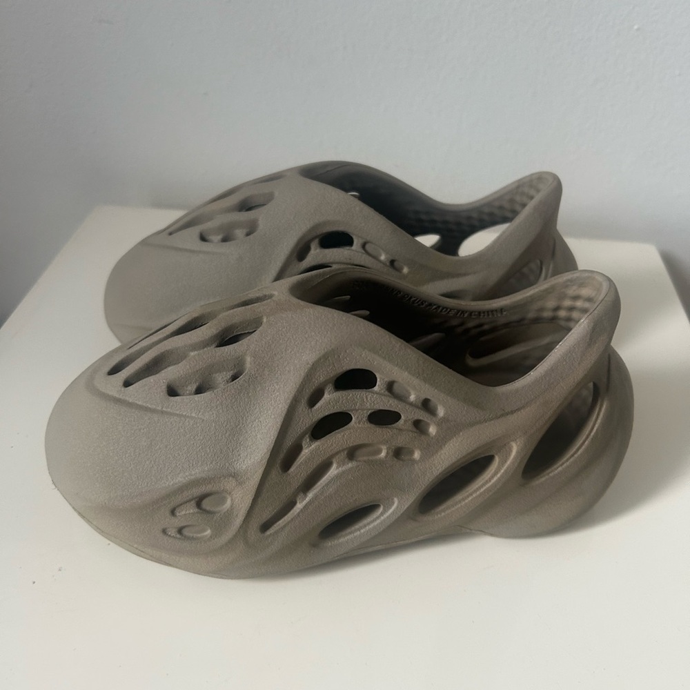 Yeezy Kids Sandals in Gray